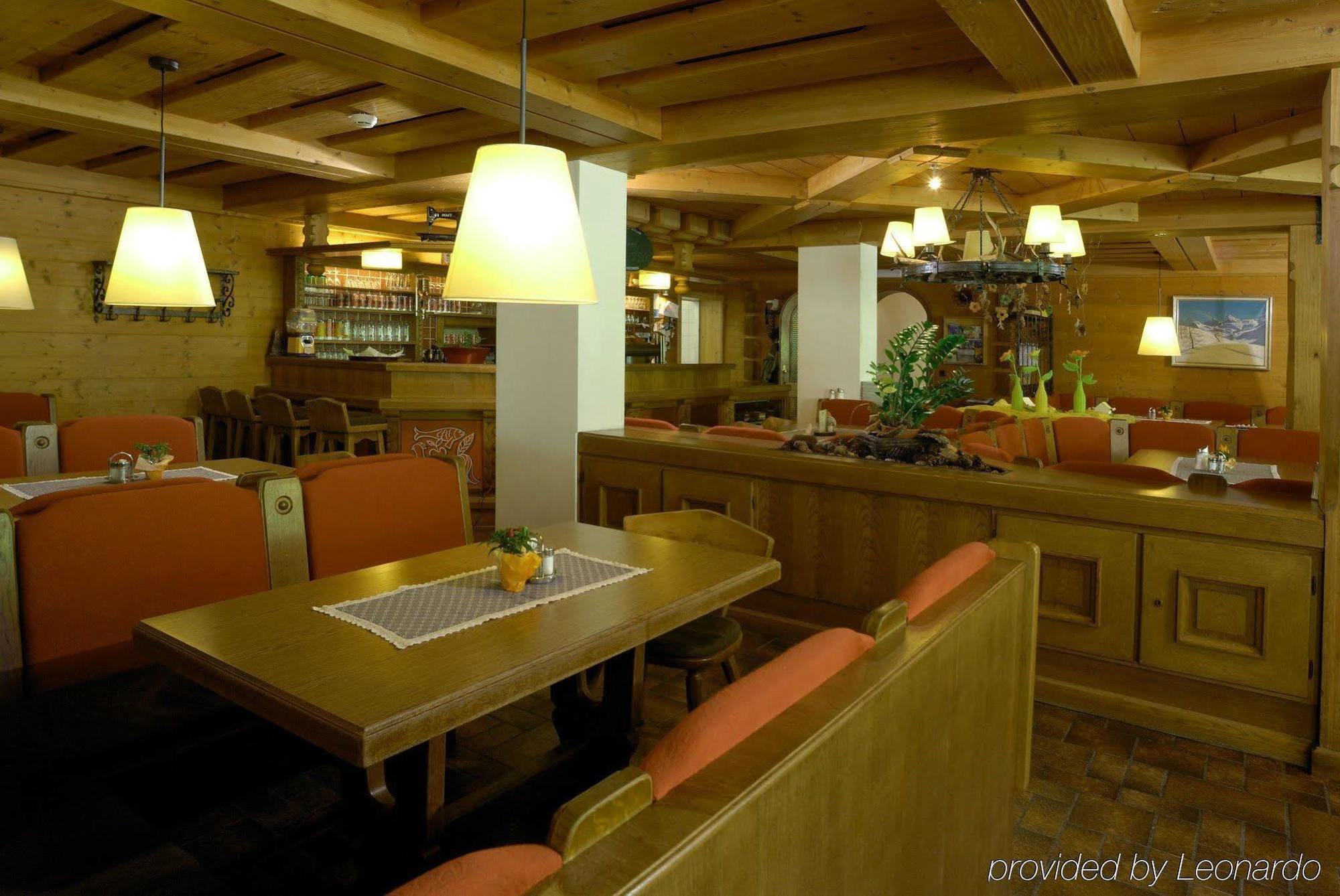 לאוגנג Hotel Bacher Asitzstubn מסעדה תמונה